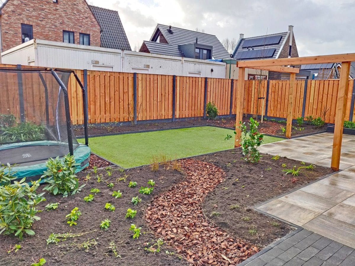 nieuwbouw-achtertuin-kunstgras-trampoline-kindvriendelijk-schaijk-1-1200x900