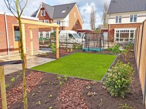 nieuwbouw-achtertuin-kunstgras-trampoline-kindvriendelijk-schaijk-2-800x600